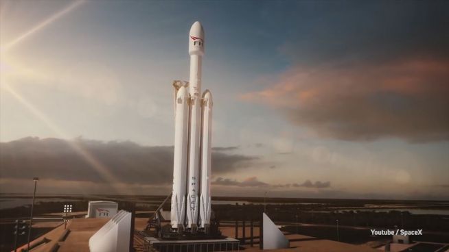 ‚Falcon Heavy‘ hebt ab: Musk schießt Tesla ins All