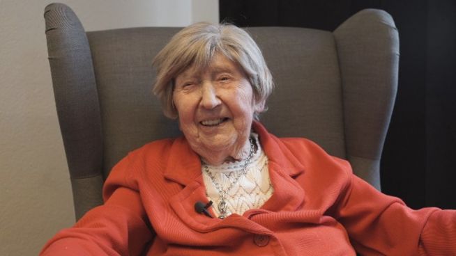 Beeindruckend: 103-Jährige Bloggerin testet VR-Brille