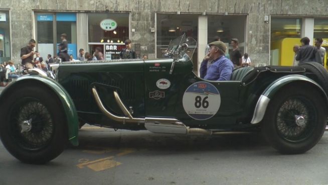 Schöne Autos überall: Die 'Mille Miglia' ist gestartet